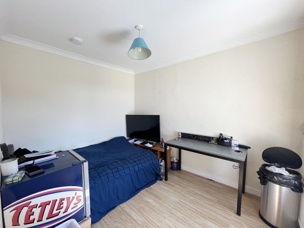 Lot: 95 - THREE-BEDROOM TERRACE HOUSE - Bedroom